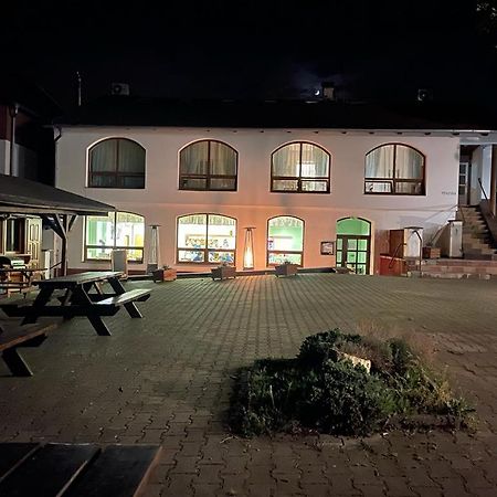 Restaurace A Penzion U Svate Barbory อุสตีนัดลาแบม ภายนอก รูปภาพ