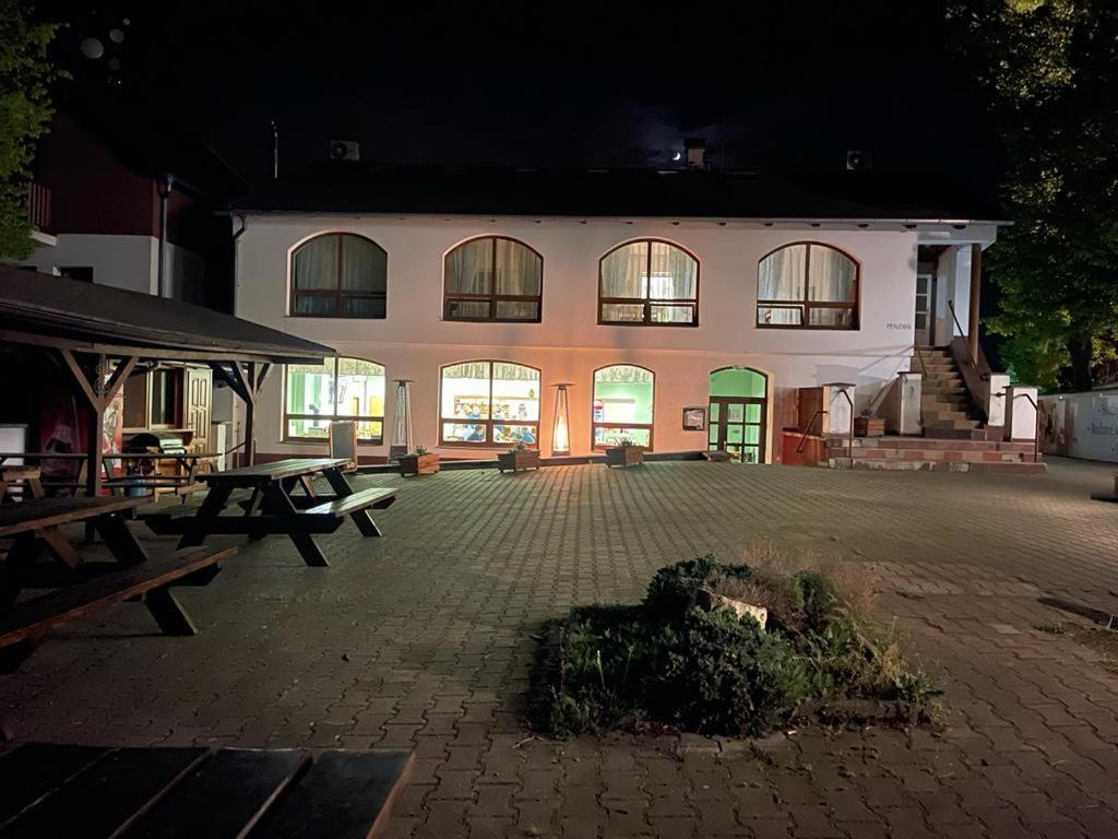 Restaurace A Penzion U Svate Barbory อุสตีนัดลาแบม ภายนอก รูปภาพ