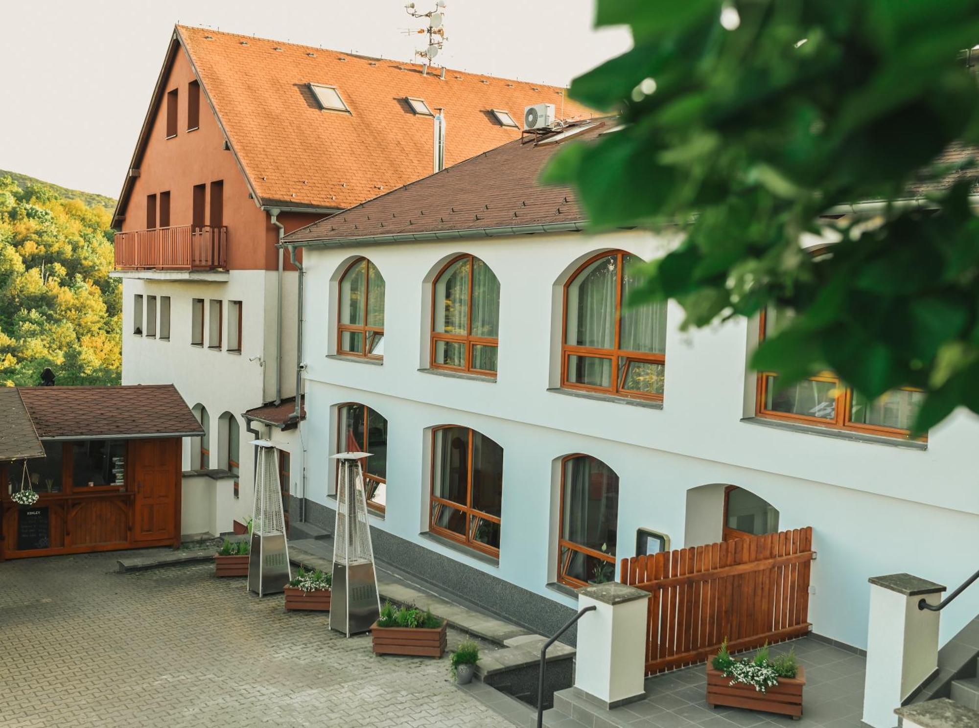 Restaurace A Penzion U Svate Barbory อุสตีนัดลาแบม ภายนอก รูปภาพ